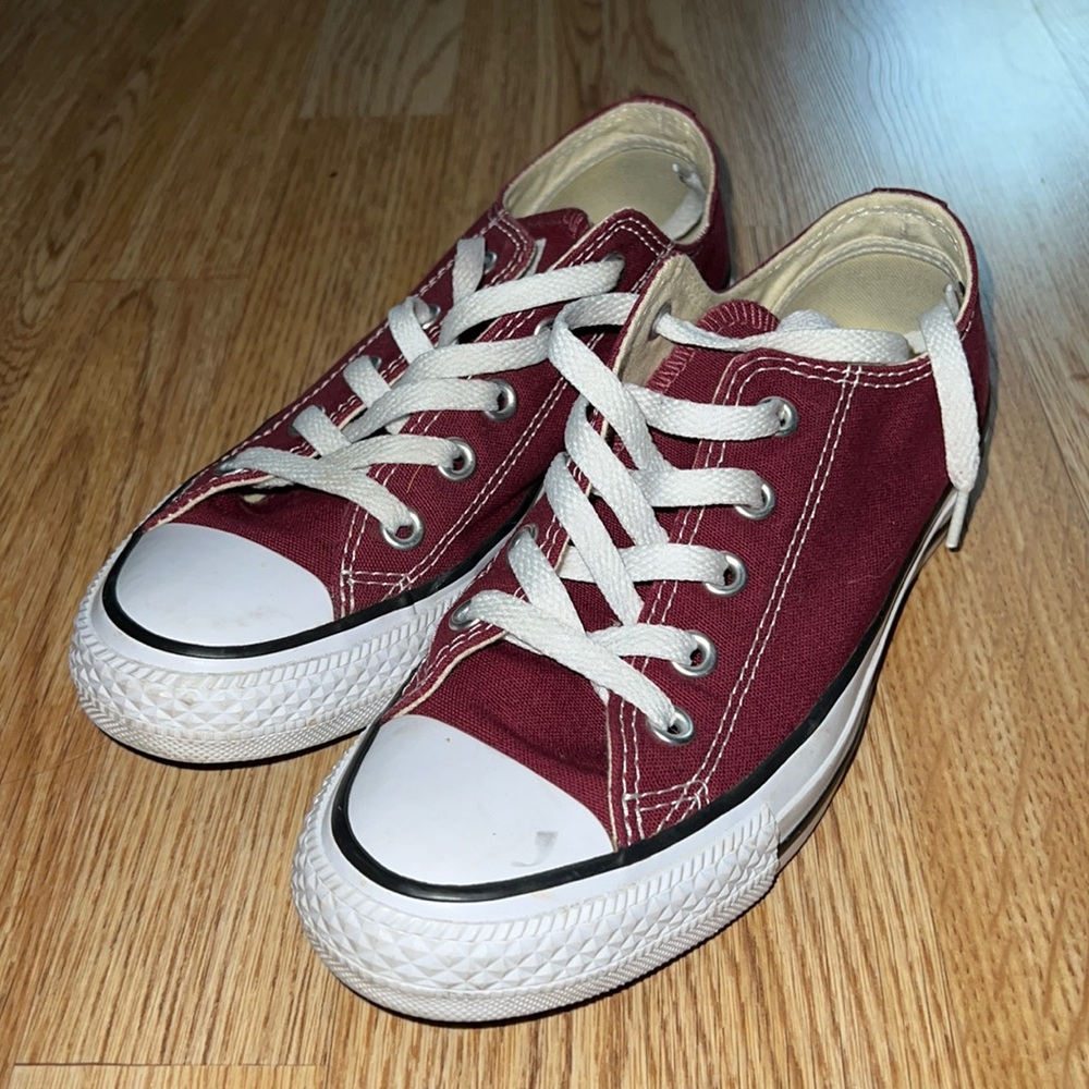 Maroon Converse size 6